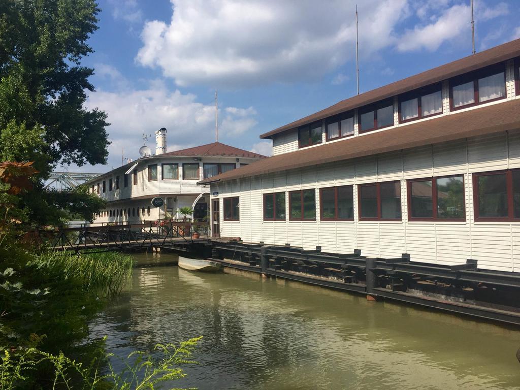 Botel Hotel Lisa Budapest Exterior photo